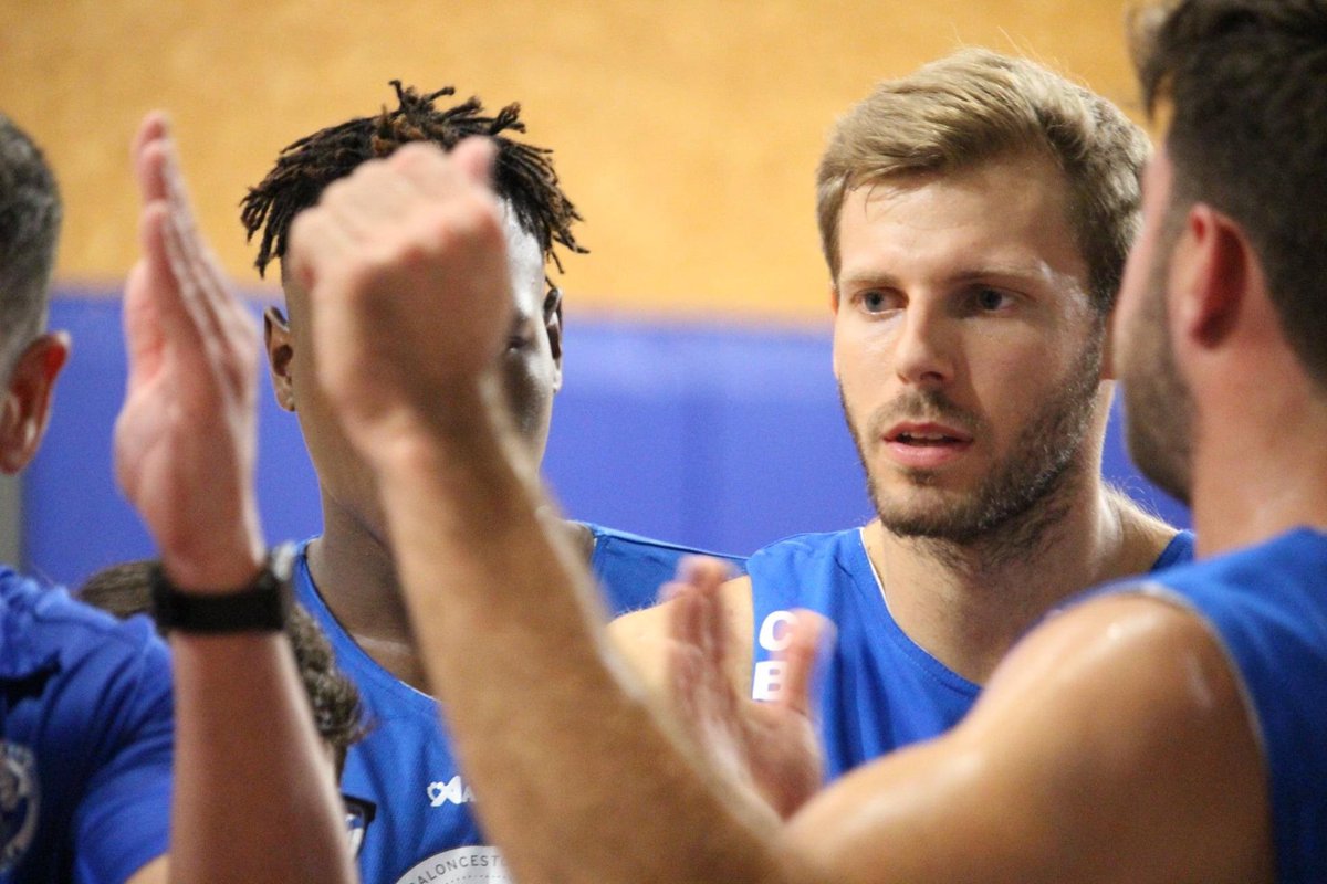 CBMarbella1's tweet photo. 🏀🔥 Y sin mucho tiempo de desconexión y descanso... ¡a las ⌚️13:00 h volvemos a la pista para cerrar la #pretemporada ante @CAMESoler!

🔵⚪️ #CBMarbella #GoCBM https://t.co/9swnTx6zyz
