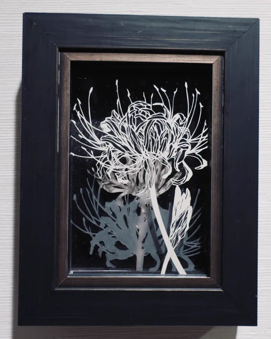 「月影」
月に照らされて青白く光る白い彼岸花を三層の切り絵で表現しました。
 #ミニ自在展 にて展示、販売致します...!!!
#切り絵
#曼珠沙華
#彼岸花 