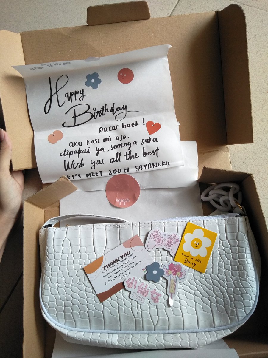 bbhcrushh's tweet photo. aaa pertama kali dapet hadiah dr mutual 🥺 MAKASIII BANYAKK KAK SHAFAAA KAKAKKU SAYANGG!!!! bingung mau ngomong apa selain makasih 😭😭❤❤❤❤❤❤ i luv u to the moon and back!! 💗💞🎉💖💞 @kyungsoomyeon https://t.co/P3LESHquSa
