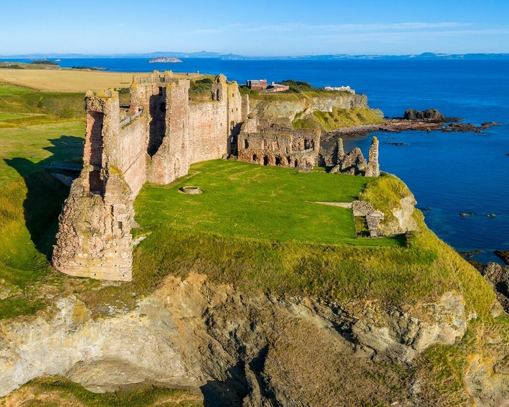 johncarrphoto's tweet photo. Tantallon Castle, Scotland.
#castles #castlesofinstagram #scotlandcastles #scotland #scotlandtravel #scotlandphotography #scotland_greatshots #scotlandshots #visitscotland #lovescotland #instascotland #beautifulscotland #historicscotland #scotlandphotographer #landscapephoto… https://t.co/E63qH9cPHA