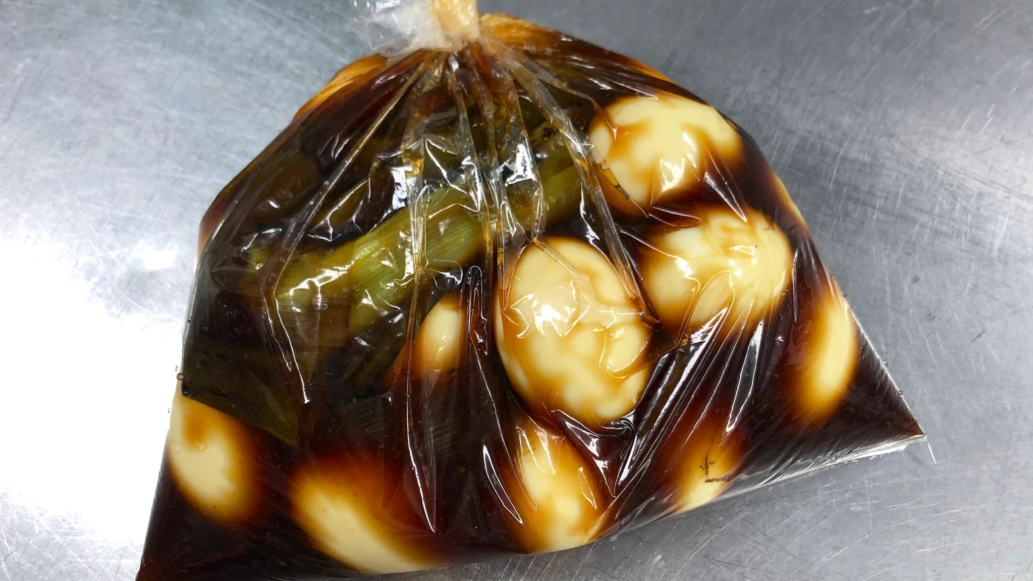 ラーメン屋さんもレシピを知りたがるほどの美味しさ？！絶品味玉の作り方！