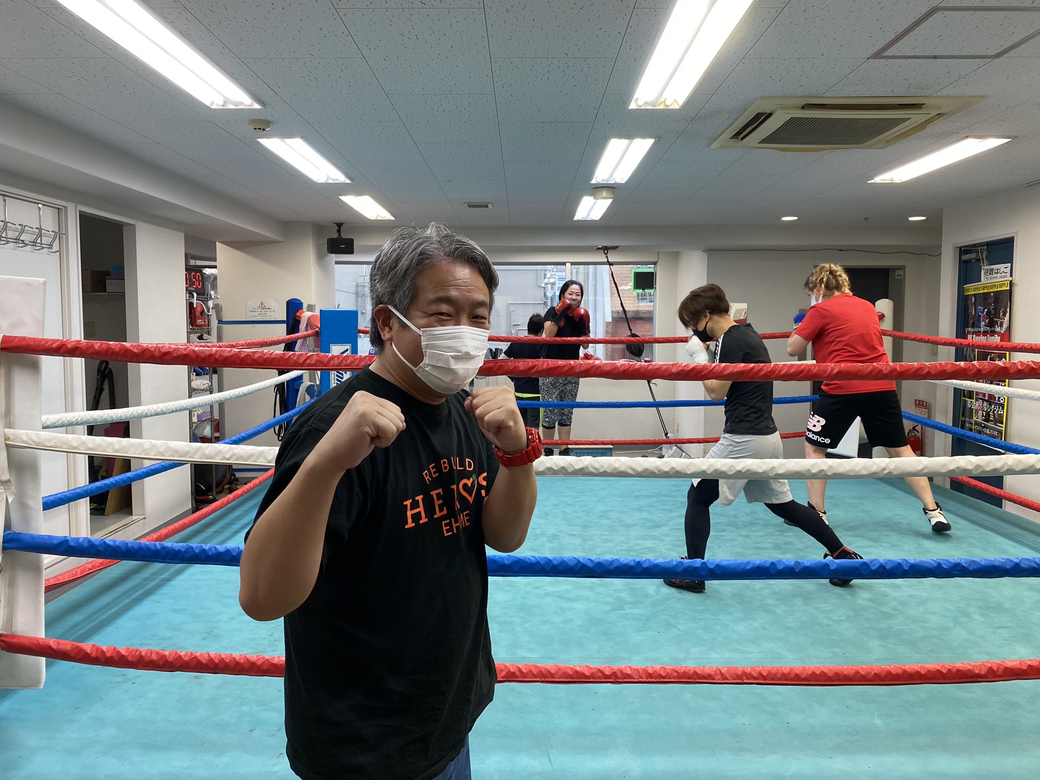 Rk蒲田ボクシング 日曜日トレーナーでお手伝いしてくれていたヒデちゃんこと 中川秀一トレーナーがジムに遊びきてくれました 現在は大阪にお住まいなので大阪で見かけるかも ちなみにヒデちゃんは猛烈カープファンです 新田高校ボクシング部