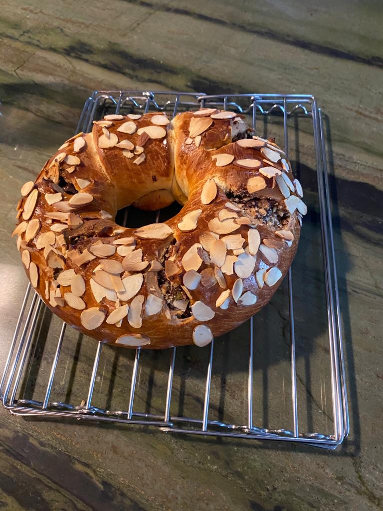 HijaPanadera's tweet photo. Hoy iniciamos la temporada navideña con un curso en línea espectacular: rosca festiva rellena con chocolate bitter, nueces y pasas rubias. #clasesonline https://t.co/D0uYFtzZ4M