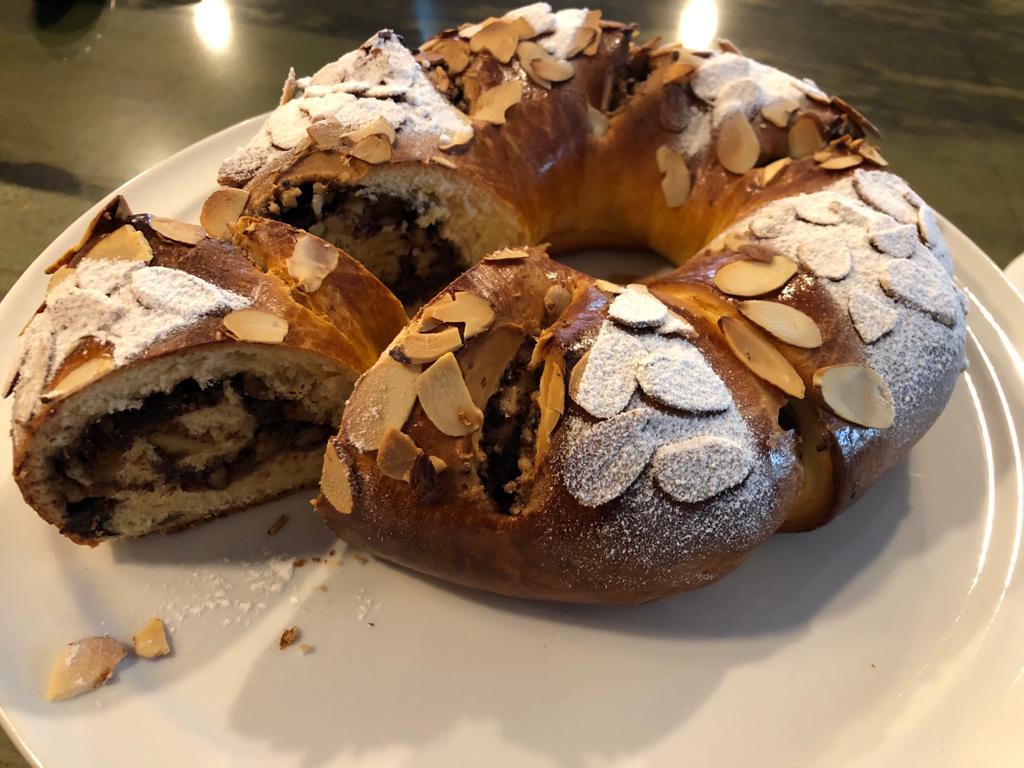 HijaPanadera's tweet photo. Hoy iniciamos la temporada navideña con un curso en línea espectacular: rosca festiva rellena con chocolate bitter, nueces y pasas rubias. #clasesonline https://t.co/D0uYFtzZ4M