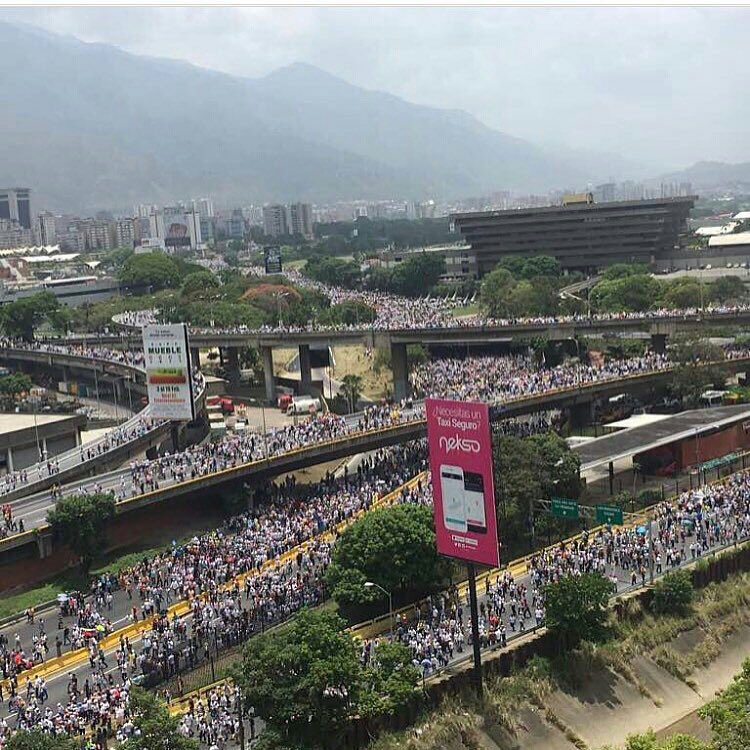 asdrubalaguiar's tweet photo. Cuando me preguntan qué le pasa al pueblo venezolano que no sale y protesta, me entristece la falta de memoria propia y ajena...⁦@IDEA_Grupo⁩ https://t.co/dgPlTnMJjJ