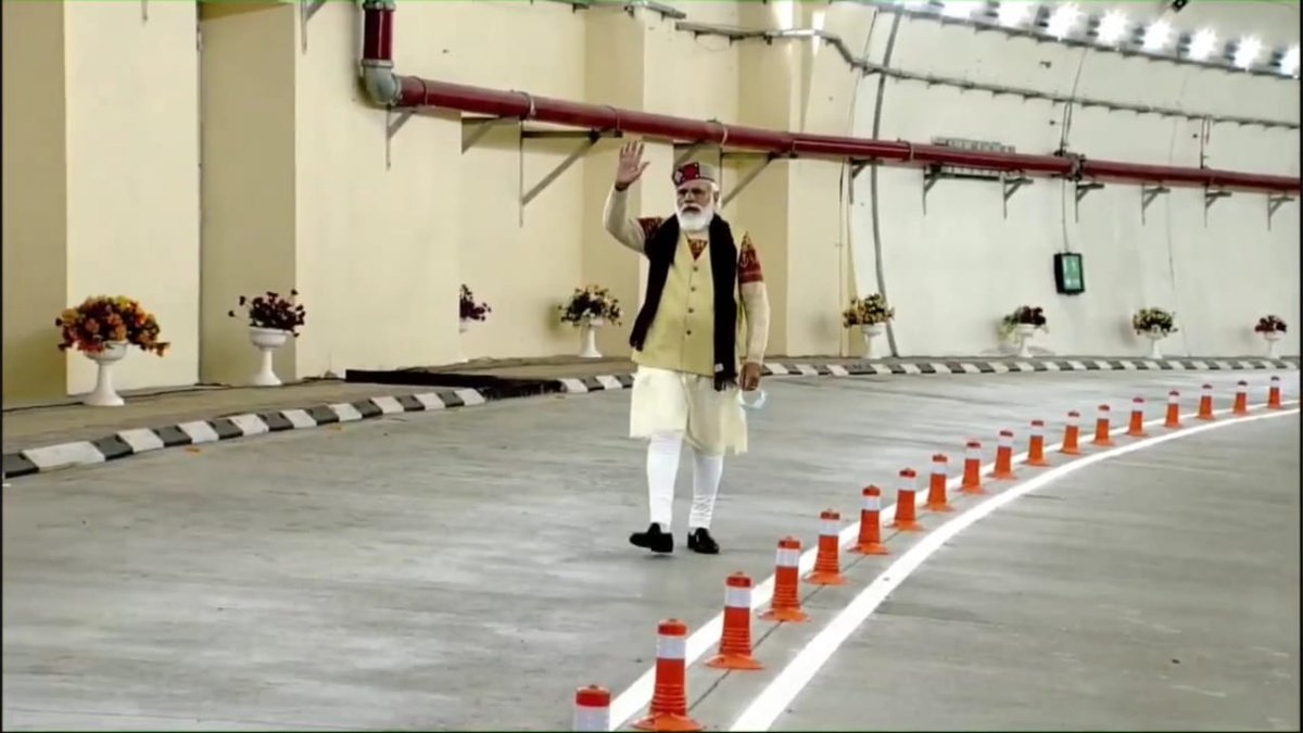 PreetiSMenon's tweet photo. Who was he waving to in the #Tunnel?

#WahModijiWah https://t.co/RZYgZA0OLX