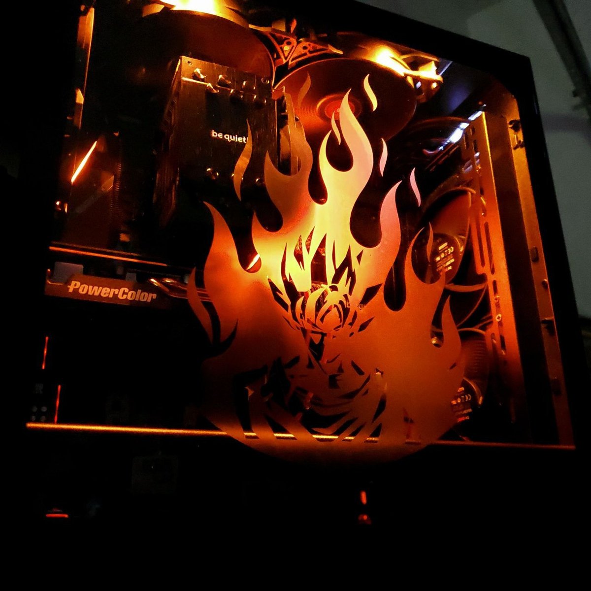ModMyMods's tweet photo. Power level WAY over 9000
This beautiful air-cooled creation put together by our good friend Travis from @Shellback_Tech
#DBZ #Goku #Glass #Glassetching #CustomBuild #Shellback_Tech #Chairty #aircooled #Bequiet #orange #flames #customsetup #CustomPC #DIY #SilentWing https://t.co/uxewzdIL8U