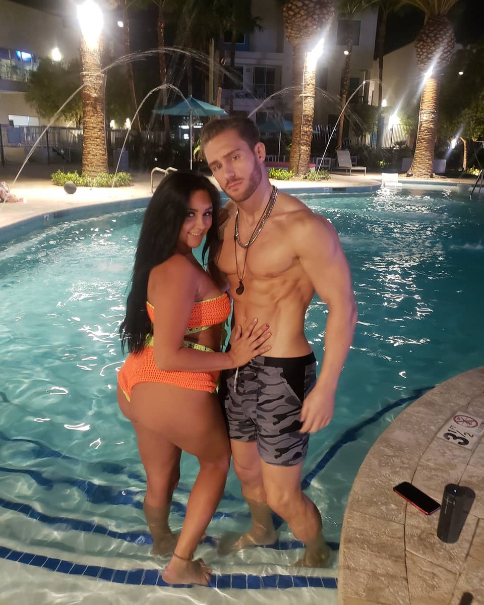 Zoeyfoxx's tweet photo. Last day of oktoberfest!!!
How drunk are you?!
π»
#oktoberfest #neighbors #pool #foodporn #mermaidbooty #abs #beerstagram
@SamPerfectBody https://t.co/0uHhR09wOC