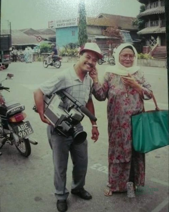 TelukIntanTrail's tweet photo. Gambar kenangan di hadapan Menara Condong sewaktu penggambaran Drama Opah pada tahun 1989 yang diterbitkan oleh RTM. Perhatikan di sebelah kiri gambar, pasar lama Teluk Intan masih lagi ada pada tahun tersebut.

Terima kasih buat En Amir Ben Ali yang sudi berkongsikan gambar ini. https://t.co/mwALewOSKR