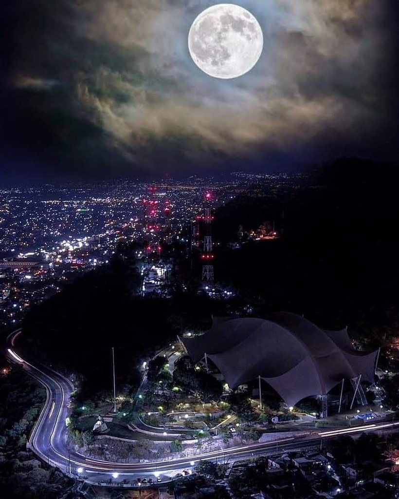 Para lunas las de octubre!!!! 
#oaxaca #oaxacansicaru #pasionxoaxaca #iggersmexico #creditosaquiencorrespondan📷 instagr.am/p/CF55255Aen-/