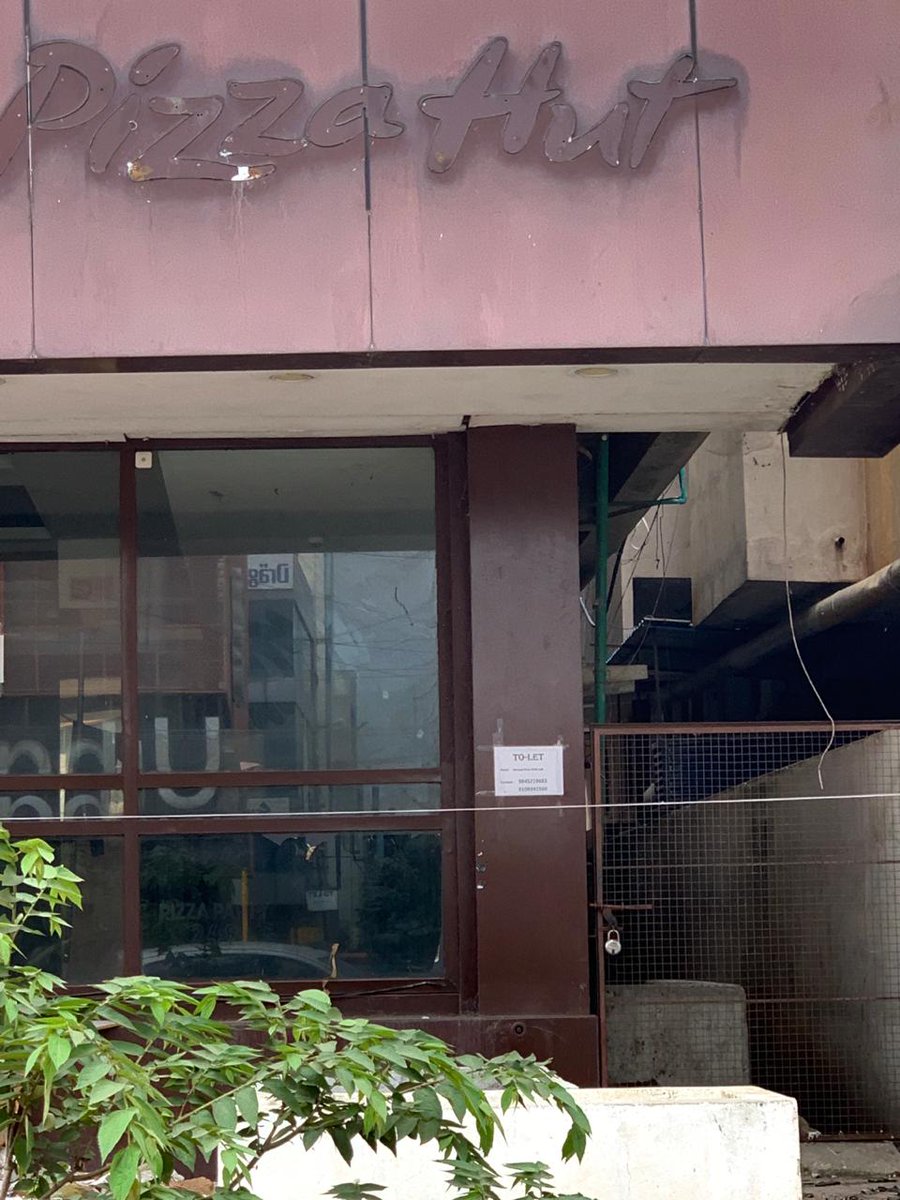 The situation is no different in other areas. This is the Pizza Hut, Domlur right in front of Embassy Golf Links Tech Park. (10/12)