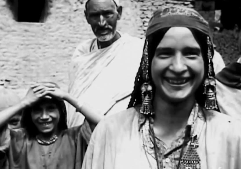 There was a time when life was simpler, people had probably little but were definitely happierSome old photos from collection of  #Mahattas A rare glimpse into the lives of #Kashmiri women..before their smiles were snatched away & tears became a way of life #Throwback  #Kashmir