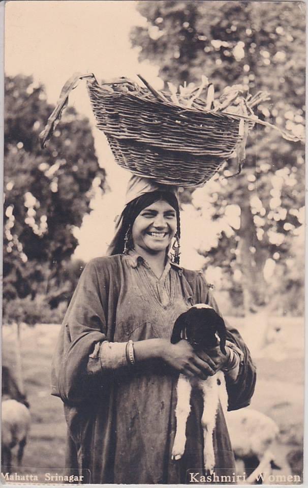 There was a time when life was simpler, people had probably little but were definitely happierSome old photos from collection of  #Mahattas A rare glimpse into the lives of #Kashmiri women..before their smiles were snatched away & tears became a way of life #Throwback  #Kashmir