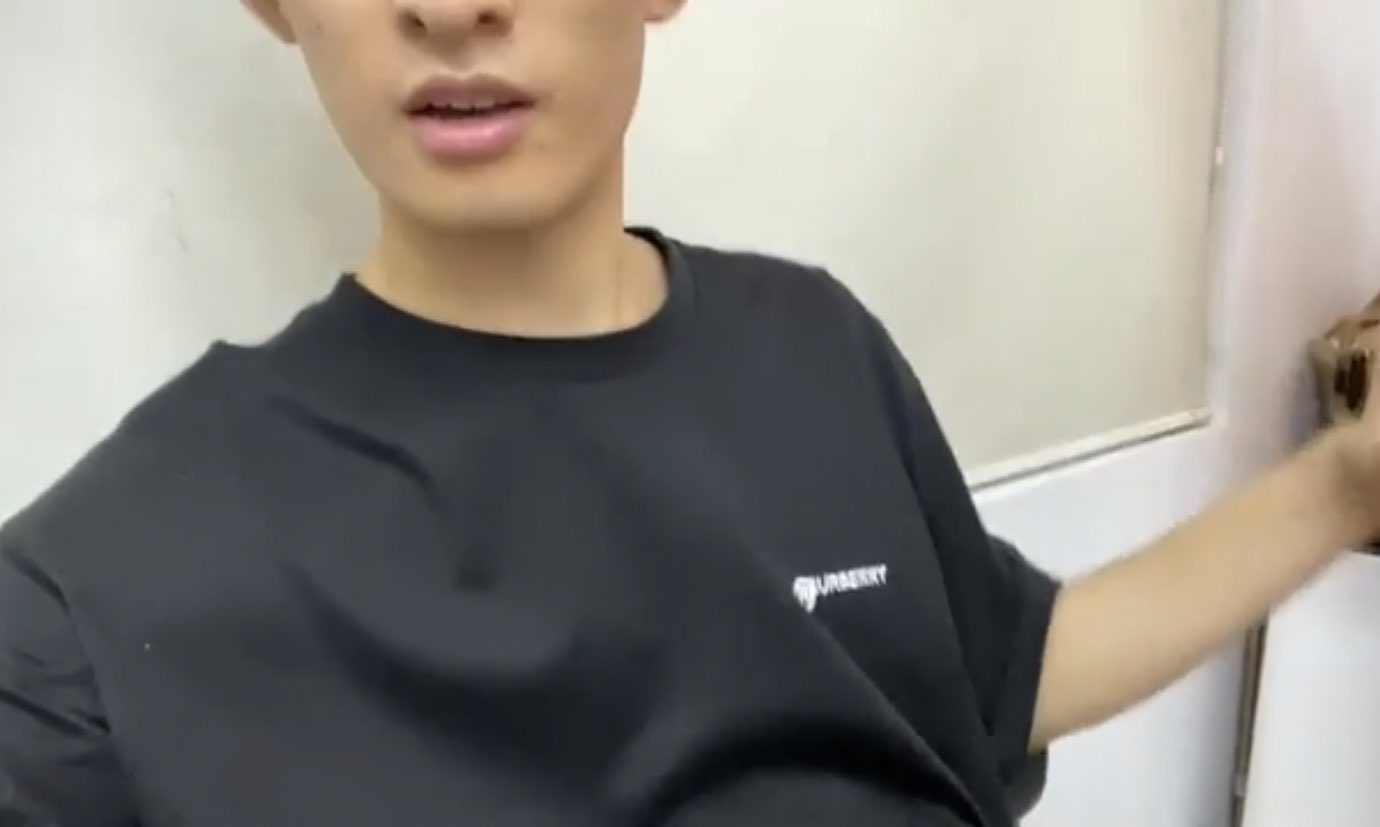 向井康二さん私服同タイプBURBERRY ネイビー トレーナー Sサイズ 向井康二さん私服同タイプBURBERRY ネイビー トレーナー Sサイズ