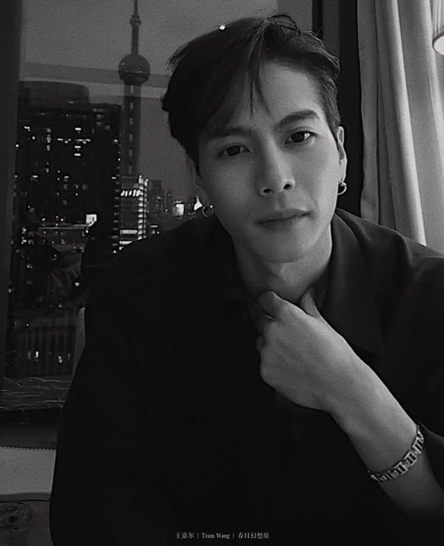 Lee_Min_98's tweet photo. #GOT7 @GOT7Official 

Этот мужчина спасает @JacksonWang852 🥺💞 https://t.co/BK4X7agdLi