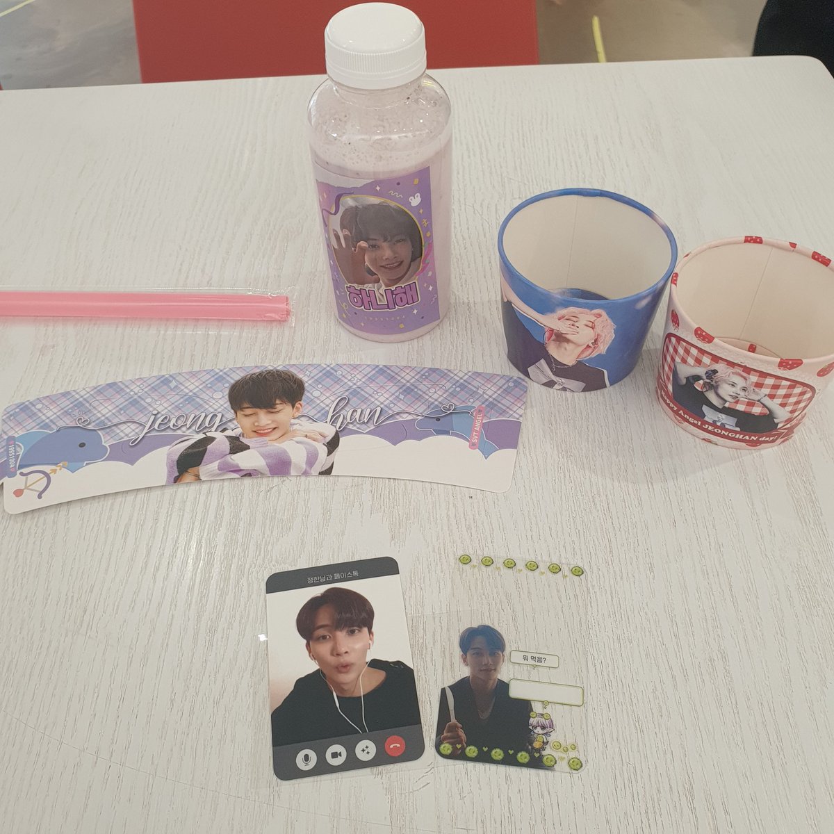 JH_1004_carat's tweet photo. #쫑쫑이의생일파티
#JJONGPARTY
카페도 넘 예쁘고 더욱 예쁜 컵홀더가 잔뜩💕💕 너무 행복합니다~~ 이벤트 준비해주셔서 감사해요😍😍 https://t.co/kDJu2EV0YV