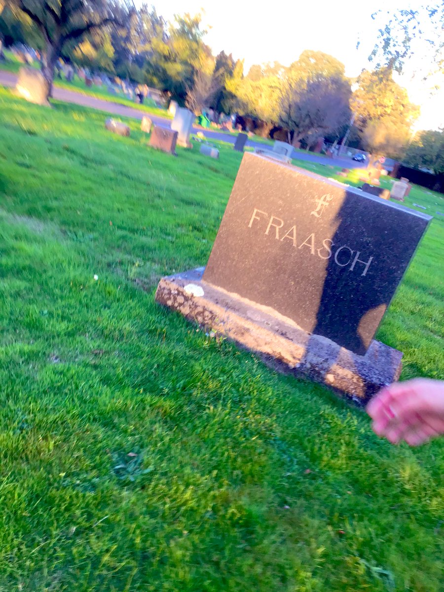 Zee2theT's tweet photo. Feeling #Fraasch fyi they're collectin cars on our street 🚗 and havin sex in the cemetaries https://t.co/bjx3KqKTX6