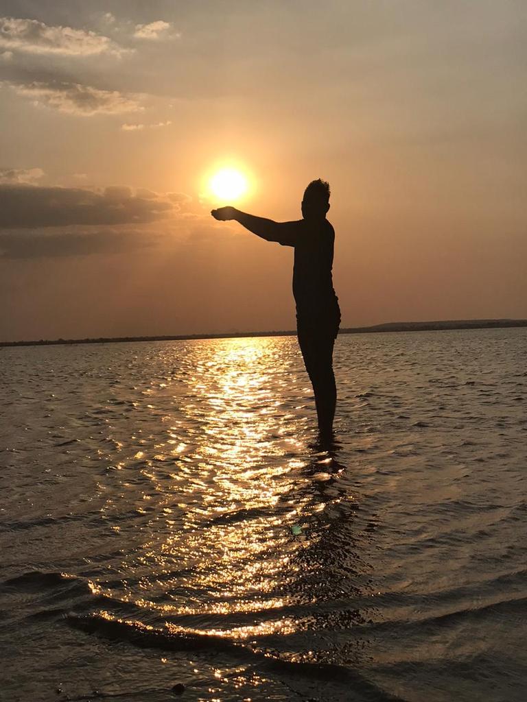 Shiv_Programmer's tweet image. सब्र रख,
मेहनत कर,
भरोसा रख,
जो तेरा है,
वो तेरे पास अपने आप आजायेगा,
जो तेरा नहीं है,
वो तेरे पास आकर भी चला जायेगा