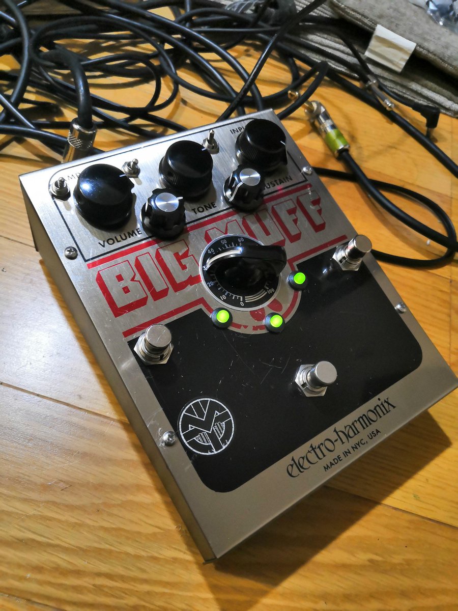 xxxO24xxx's tweet photo. 本日の物販BIG MUFF modはこの4台。
直販なので今日のライブチケット代分値引きします（ビッグマフを買うとライブが実質無料になるシステム）
3スイッチマフはいつもの改造に加えてアウトバッファ部を13Vに昇圧して出音のレンジと張りをちょっとだけ足せるおまけ機能付き。ライブ限定販売です。 https://t.co/2cjyGVESKV