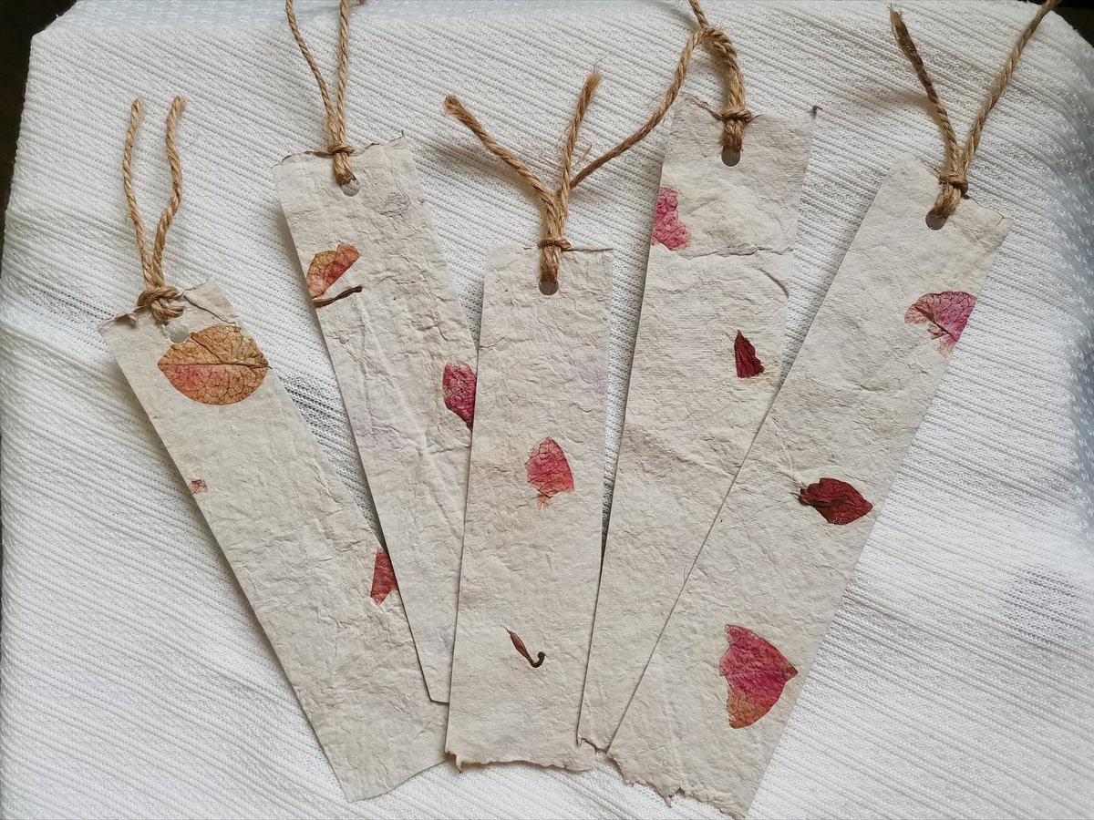 yamballaranart's tweet photo. Shooting for the shop today! Here's a peek of our Bookmarks made from Handmade papers that we handcrafted!! 🌹

Follow us on ig! @lunatalacreates
And on shopee  https://t.co/8rooyhh21K

#journalph #paperph #vintagepapersph #stainedpapersph #stickersph #bujoph #handmadeph #artph https://t.co/TaWWAVI8iP