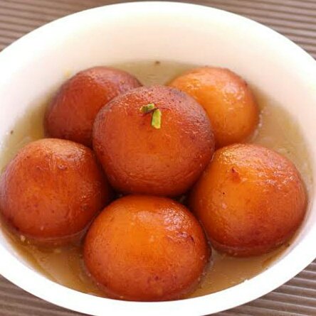 Ok.. lets settle this once and for all.. 

Like for Rasgulla
RT for Gulabjamun 

(quote for special comments)