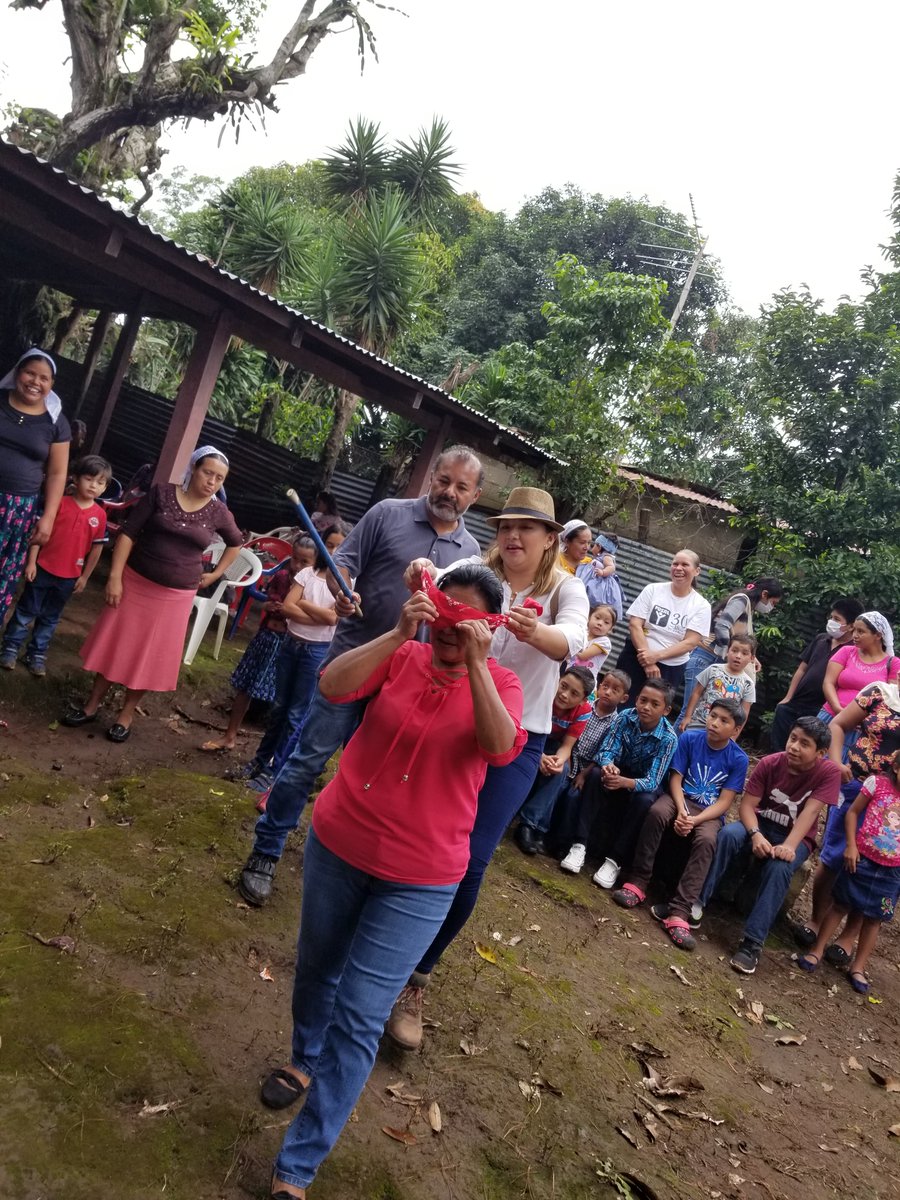No hay más que una manera de ser feliz, vivir para los demás (Leon Tolstoi)
Mi gente querida de Cuervo Abajo, mi Chiltiupán
#FelizDíaDelNiño
#TitoEscobar