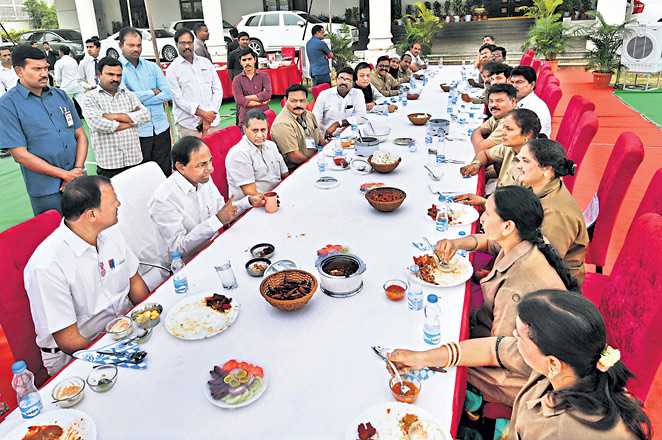 మా డిమాండ్లు వద్దు,మన్నోద్దు మా ఉద్యోగాలు మాకియ్యు అని కాళ్ళ మీద పడినాకా కడుపు సల్ల పడ్డది,ఆత్మహత్యలు చేస్కోని ,గుండె పగిలి ప్రాణాలు పోగొట్టుకున్న కార్మికుల దినాలు కూడా జరగక ముందే ఇంట్లో విందు భోజనాలు పెట్టి మాయ మాటలు మొదలైనై కడుపుల పెట్కోని సూస్కుంట అని ఉత్త ముచ్చట్లు మళ్ళా షురూ