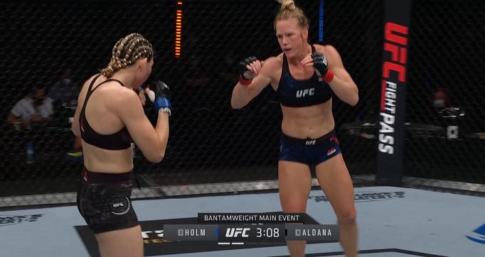 FemmeFightClub's tweet photo. @arielhelwani Oh wow what a totally action packed fight like Holly's footwork is on show n Aldana is focussed on getting that big punch! https://t.co/CbUU2cbetT