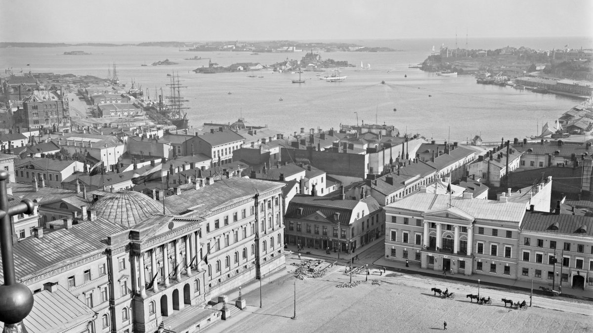 Kaupunginmuseo's tweet photo. Panoraama Nikolainkirkon (=Tuomiokirkon) tornista kaakkoon vuodelta 1909.
Kuvan keskellä vuonna 1757 valmistunut Sederholmin talo, jossa toimii nykyisin Helsingin kaupunginmuseon Lasten kaupunki.
📷: Signe Brander
#helsinginkaupunginmuseo #helsinkikuvia #signebrander https://t.co/ms5kLr9yHo
