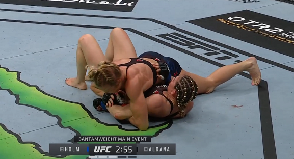 FemmeFightClub's tweet photo. @BloodyElbow Like this fight has like everything strikes n kicks n grappling on the ground n its totally gucci fight!! https://t.co/S1AYy6KK1I