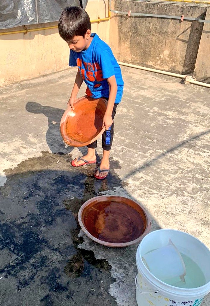 ManuGulati11's tweet photo. It's time to get inspired from our young ones.🙂🙂

Children across Delhi participating in #10Hafte10Baje10Minute campaign to protect their family &amp; also their neighbourhood from #Dengue.

Did you remove the stagnant water at your place? 🙂 https://t.co/gHsQFRzkGs