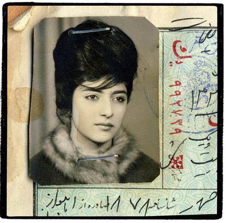 イランのパフラヴィー朝時代の女性達の身分証。これらは残念なことにゴミ箱に捨てられていたものを救出したもの。1940年代初頭に生まれた女性達、驚くほど髪型やメイクが美しく、悲惨な政権時代の中、日を捨てずに生きた女性達。これらはアメリカに住むロシア人Najaf Shokri氏が保存しています。 