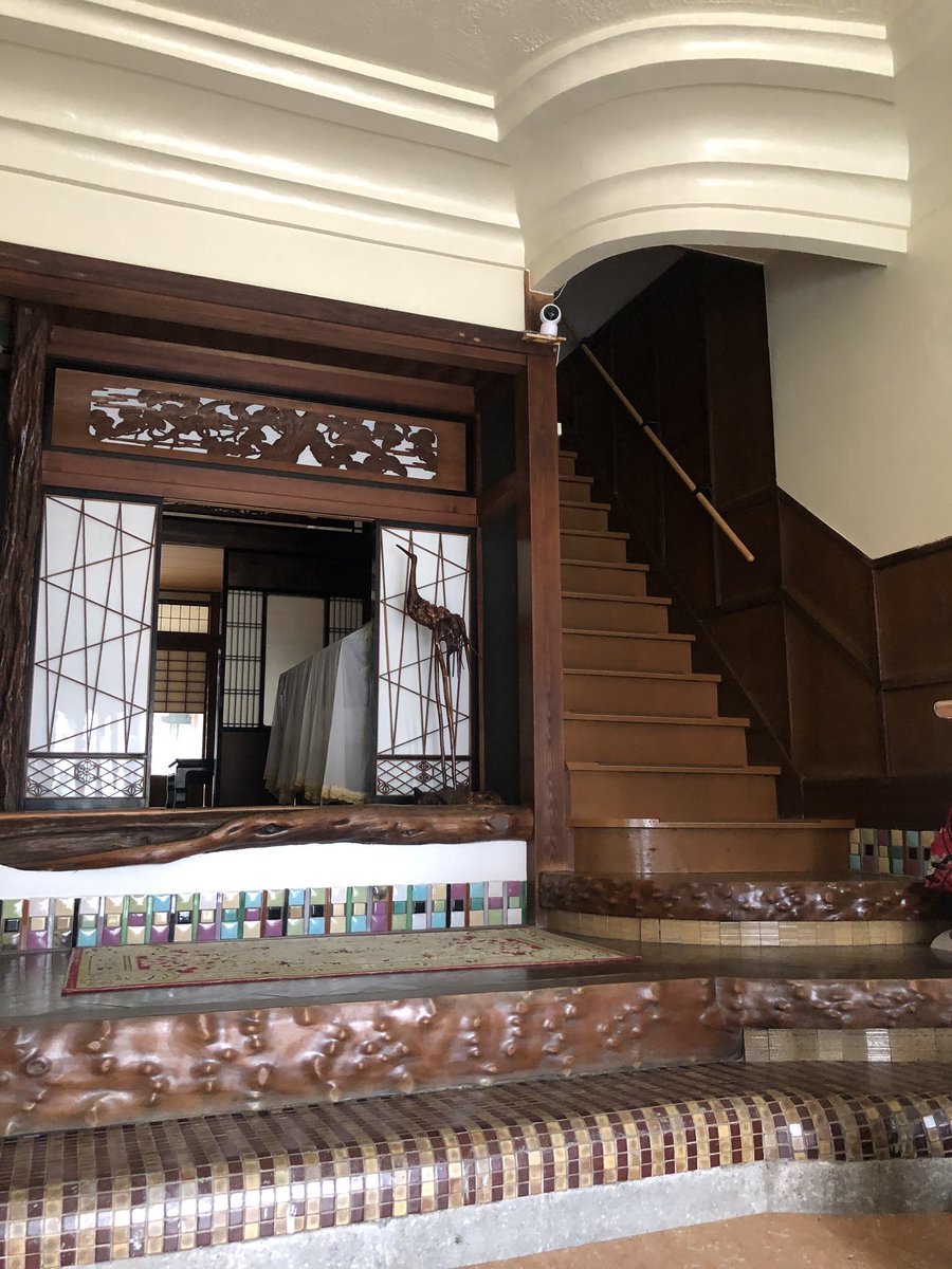 かげやん 古民家サロン 漢方エステ 建物見学のみもできる とのツイを拝見し行ってきた ステンドグラスにタイル 部屋の扉やガラス戸などなど見所満載 すごい和洋折衷具合で 歴史を感じずにはいられない 気さくな中国人夫婦のお母さんに案内して