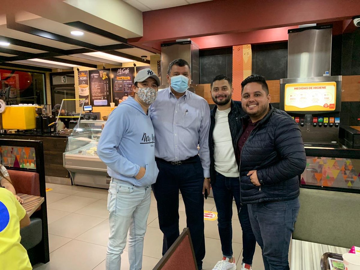 StarNewsNoti's tweet photo. Una fotografía se hizo viral la noche de este sábado y que compartió el medio @lahoragt Se trata del vicepresidente Guillermo Castillo en Cayalá sin seguridad.El vicemandatario expresó: “sí, aquí estoy con mi señora, es un rato para nosotros”. Confirmó ir sin agentes de la SAAS https://t.co/RJfhWZLSP6