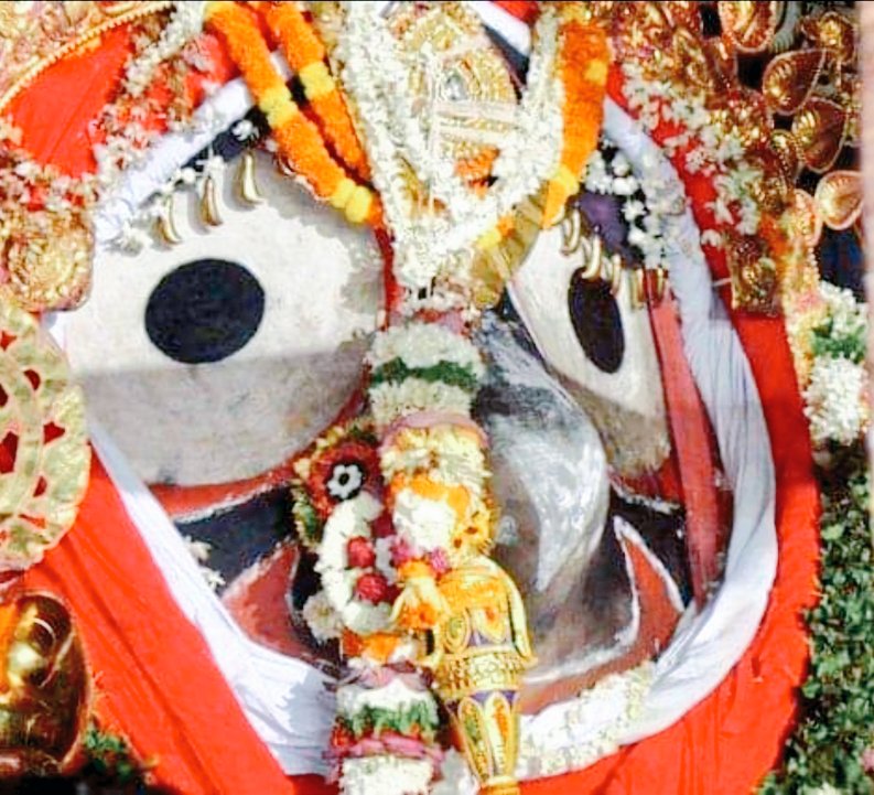 In the sacred "Shreemad Bhagabat Geeta" the eyes of Mahaprabhu like "The Sun & The Moon" as well."Anadi-Madhyantam Ananta-ViryamAnanta-Bahum Shashi-Surya-NetramPashyami Tvam Dipta-Hutasha-VaktramSva-Tejasa Vishvam Idam Tapantam"(Biswarupa-Darshan-Jyoga)
