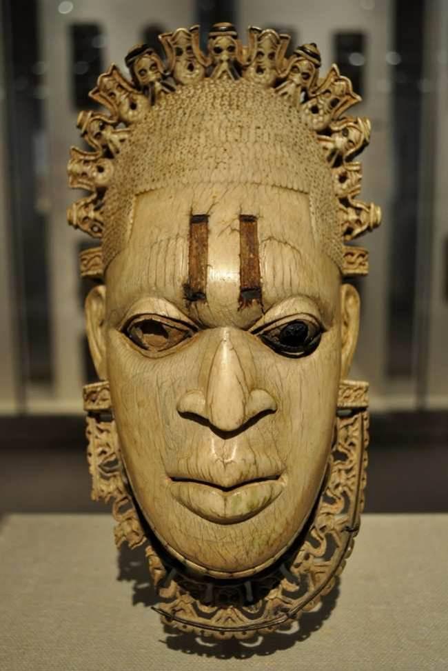 What happened to Idia?After to defeat of Osemwughe, it was time for Oba Esigie to face the reality of being Oba, like HIs ancestors. No mother of an Oba would live while her Son is Oba.It is traditionally believed that she would have an influence on the Monarch.
