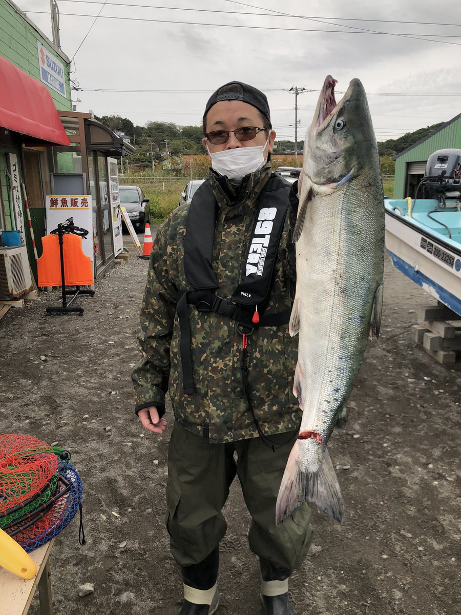 黄金マリン お兄ちゃんが釣ったサケ 皆さま立派なサケですねぇ ダービー参加ありがとうございます 北海道 室蘭 伊達 黄金マリン ボート 船釣り サケ釣り 釣り好きと繋がりたいたい Fishing