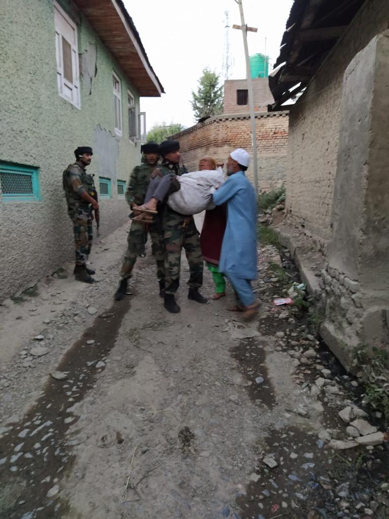 Army for Awam of Kashmir. While the gunfight raged at Sirhama, Anantnag on 25 September, these selfless warriors of Indian Army were busy extricating the old and feeble out of harms way. Jai Hind Ki Sena 🇮🇳