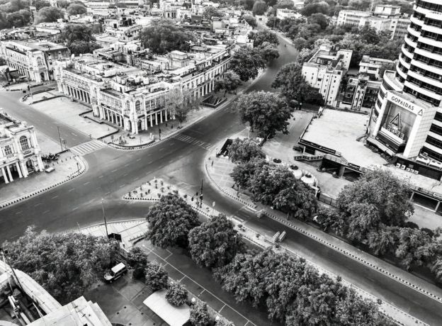 India locked down in late March to prevent the spread of the coronavirus. Photographer Parul Sharma ventured out to document the deserted capital, Delhi. She ended up taking some 2000 photographs. Here’s an aerial view of Connaught Place  #Covid  #Delhi  #lockdown 1/9  @kaushikcbasu