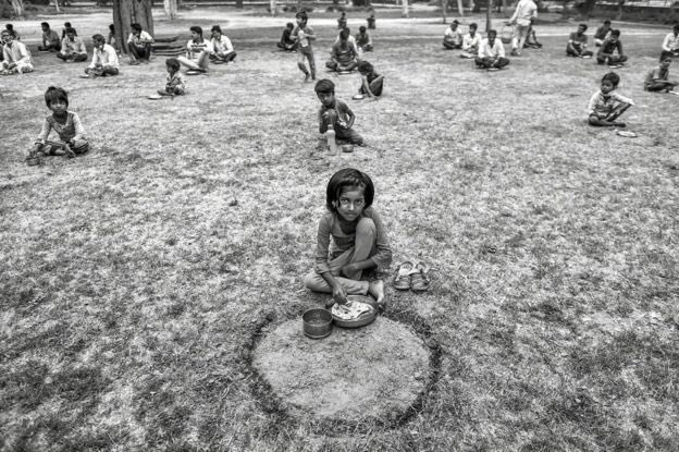 The homeless were fed meals on open grounds #lockdown  #Delhi  #Covid 7/9