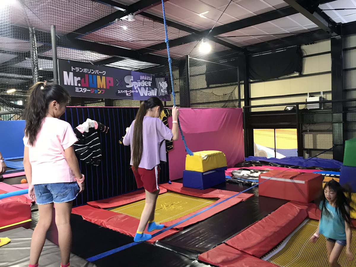 Mr Jump大高店 こんにちは Mr Jump大高店です 現在15時すぎですが 店内はお子様も大人の方も賑わっております 是非スラックラインに挑戦してみてください 皆様のご利用おまちしております トランポリンパーク ミスタージャンプ スラックライン