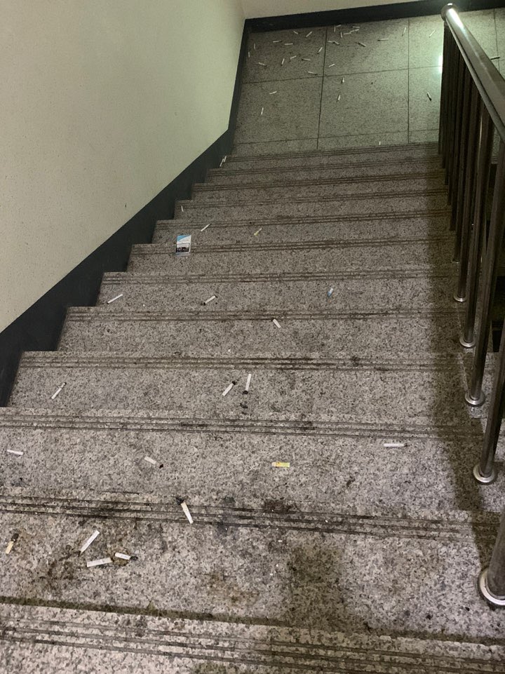 아니... 흡연실 막으니까 계단실 처참하네 진짜; 이거 왜 야간만 시켜요 개빡침