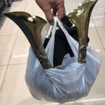 これはダメだ!買った兜がビニール袋から飛び出して「敵の大将首を討ち取った人」に見える…w