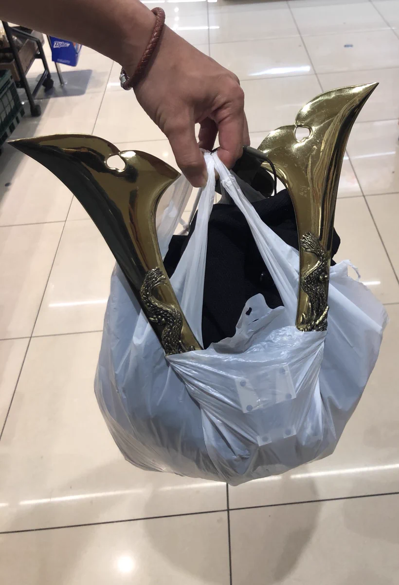これはダメだ！買った兜がビニール袋から飛び出して「敵の大将首を討ち取った人」に見える…w