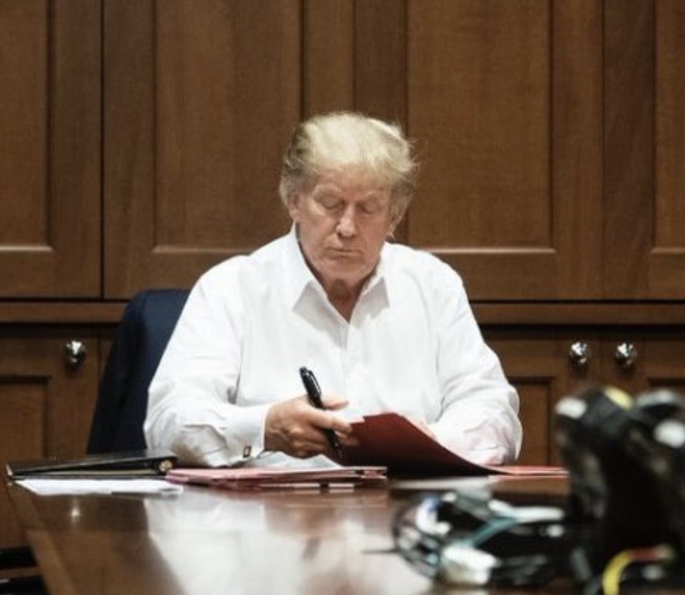 girlsreallyrule's tweet image. He's just signing white, blank copy paper with a jumbo Sharpie...It's full on Weekend at Bernie's over at Walter Reed.