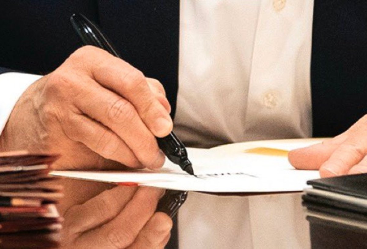 These photos appear to show the President signing documents with a sharpie and doing work from the Presidential suite at Walter Reed. However, a closer examination shows that Trump was merely signing his name to a blank white piece of paper. (thread)