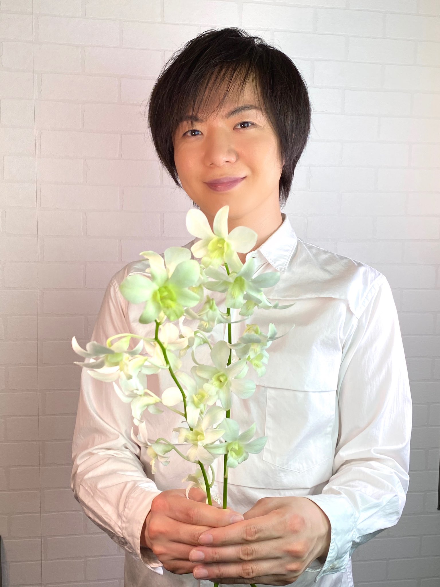 竹島宏スタッフ 公式 デンファレ エマホワイト デンファレ白の花言葉は 純粋な愛 純白の花びらが美しい花 長く咲いてくれますよ 今日も１日お疲れ様でした ひろネット 花言葉 Flower 花 花便り 花のある暮らし 花を贈ろう 花の癒し