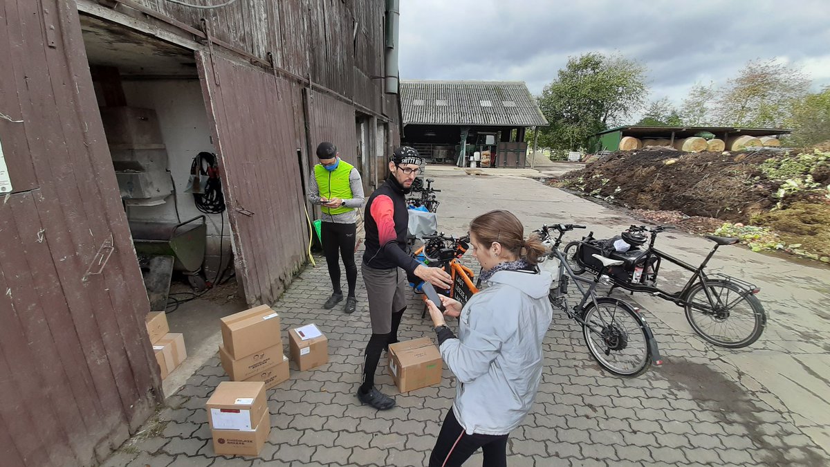 Angekommen in Weeze. Mit der Schokolade gehts jetzt zurück nach Osnabrück. #Schokofahrt @cdr_epper @vonjosbach