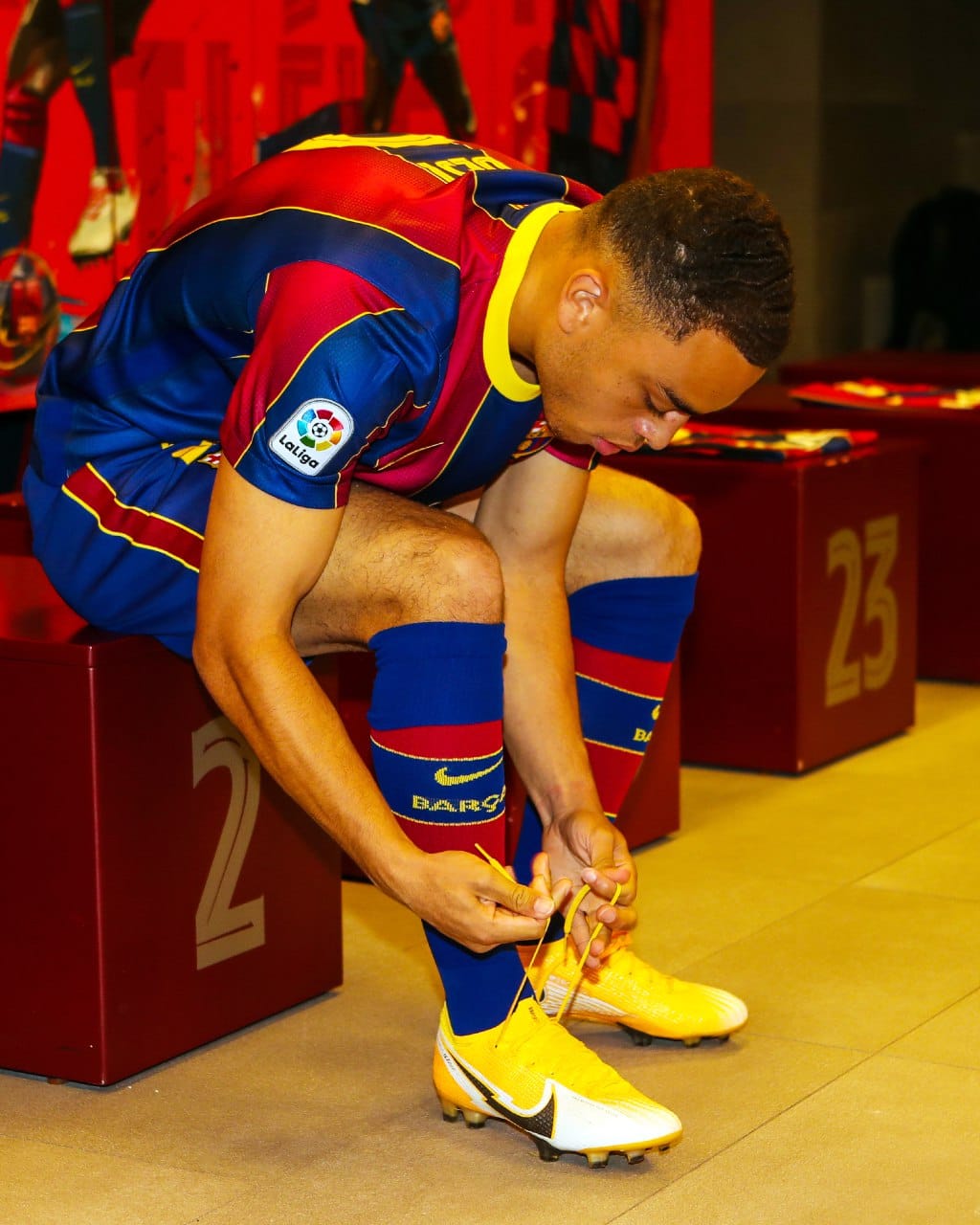 Sergiño Dest, en los vestuarios del Barcelona (Foto: FCB).