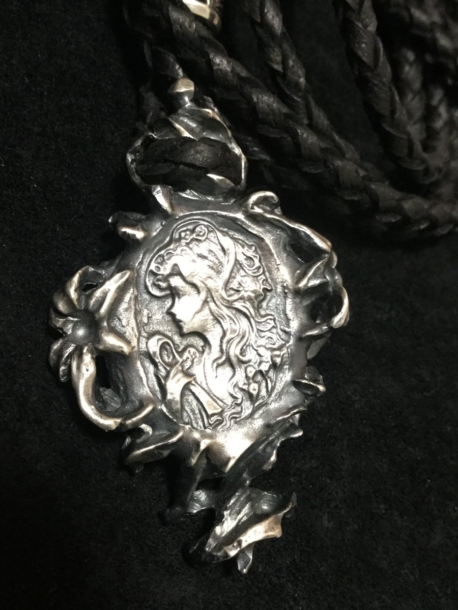 Nowhere_mens's tweet photo. #Ꮪchattenblume #シャッテンブルーメ #KOHLAB #ErinnerunganLillie #百合の記憶 #ペンダント
#silver #銀 #silveraccessory #シルバーアクセサリー #銀は趣味
先日購入したペンダント
チェーン仕様だったけども手持ちのチェーンで済ませようと画策
届いてみたら穴径が合わなかったので革紐仕様に https://t.co/vwPCOn29Xh
